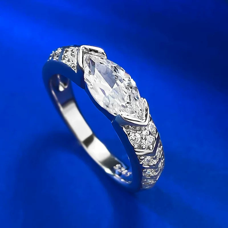 Lumière East-West Marquise Ring
